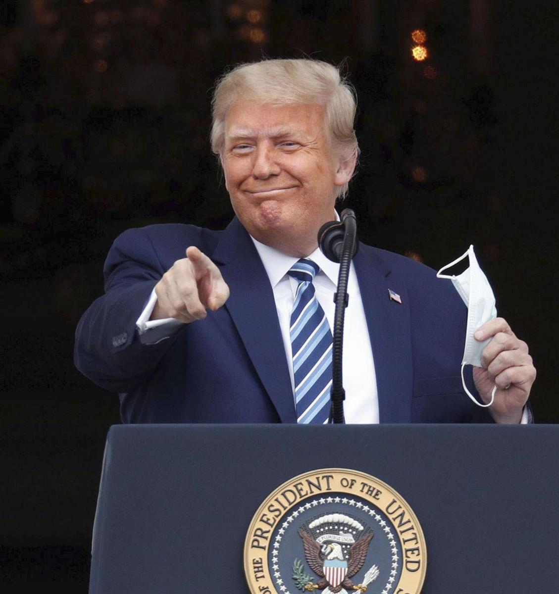 新型コロナウイルスに感染していたトランプ米大統領は10日、米ホワイトハウスで開かれたイベントで演説するためマスクを外した(ロイター=共同)