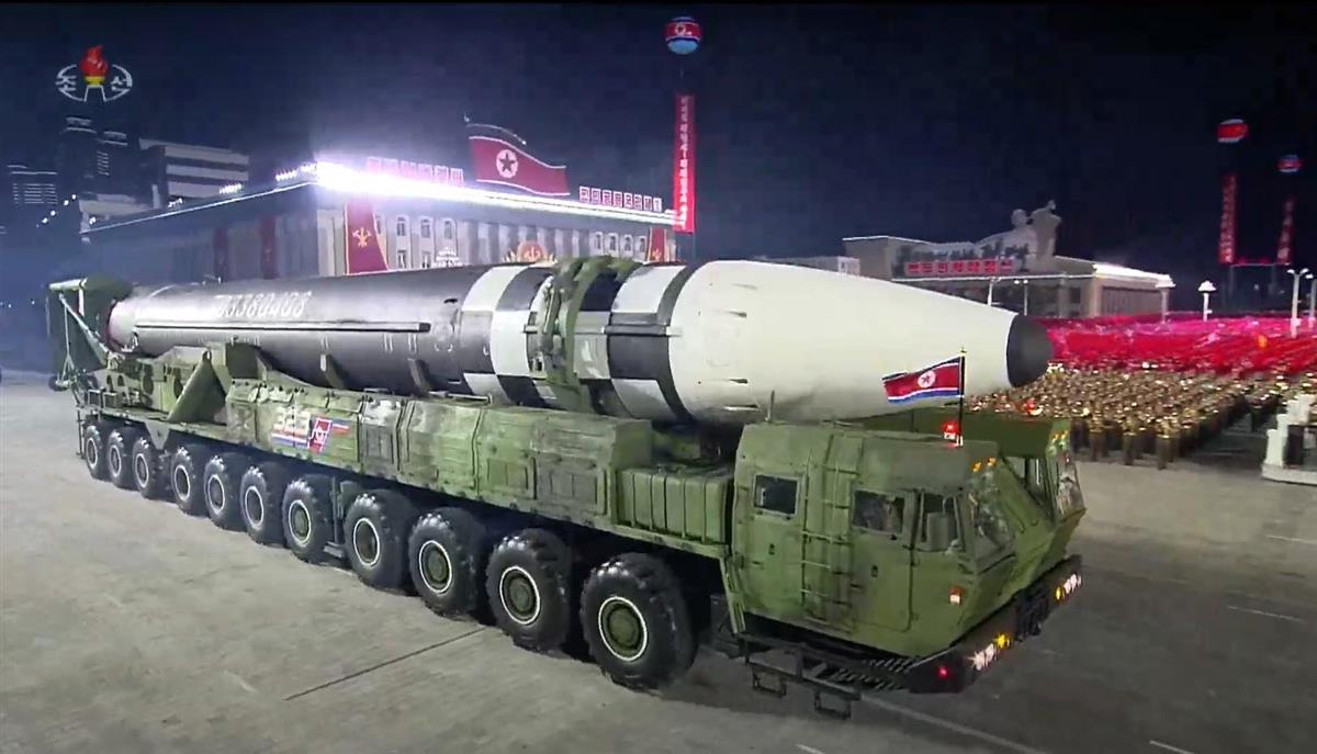 ユーチューブで公開された朝鮮中央テレビの画像。平壌で行われた軍事パレードで披露された新型とみられる大陸間弾道ミサイル(ICBM)