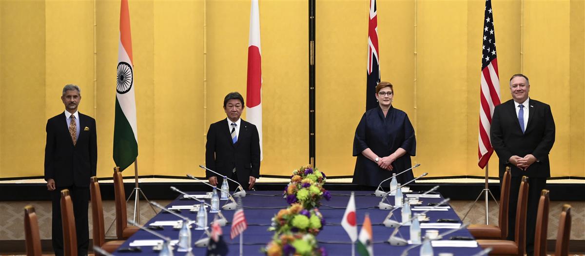 6日、東京で開かれた日米豪印の外相会合に参加するポンペオ米国務長官(右)ら=東京都港区(AP)