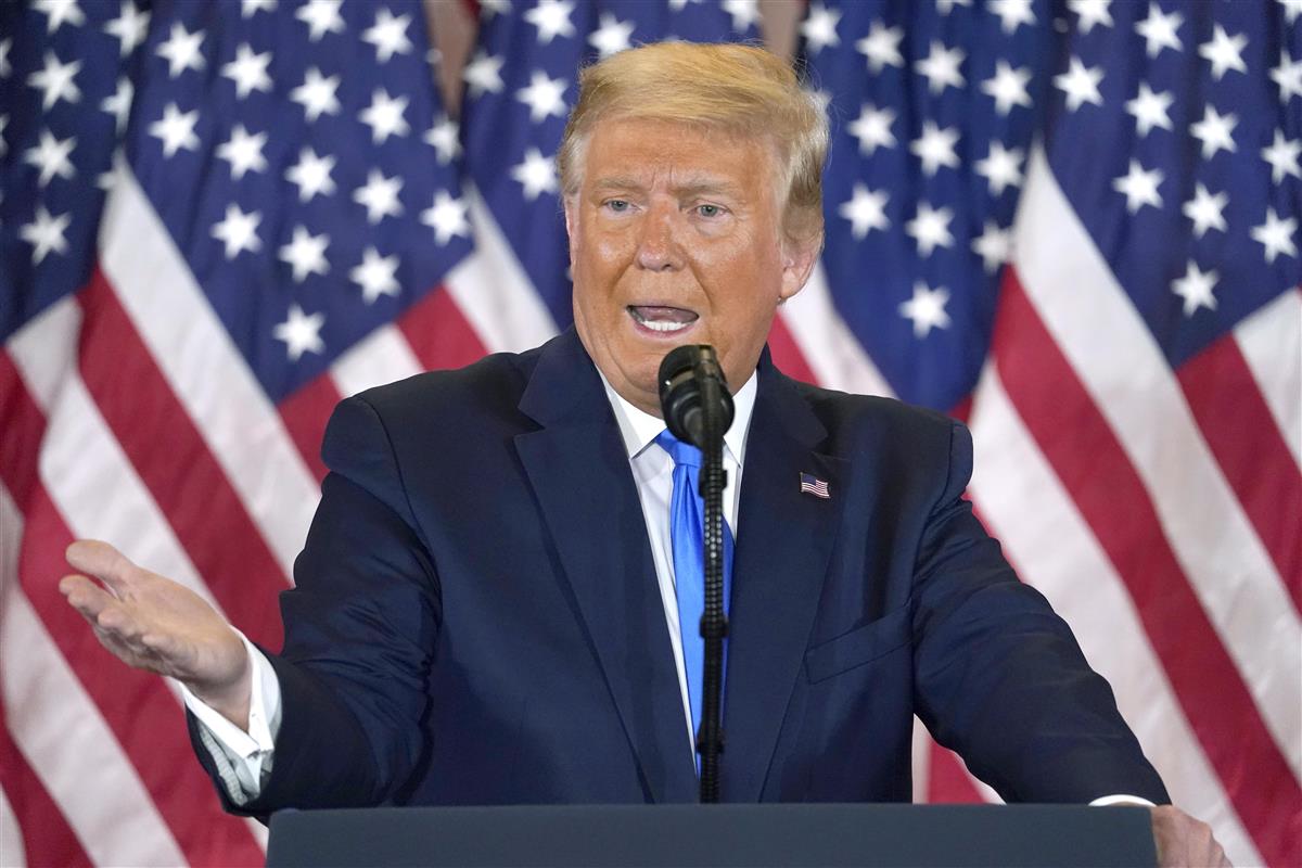 ホワイトハウスで開票中の選挙について語るトランプ大統領