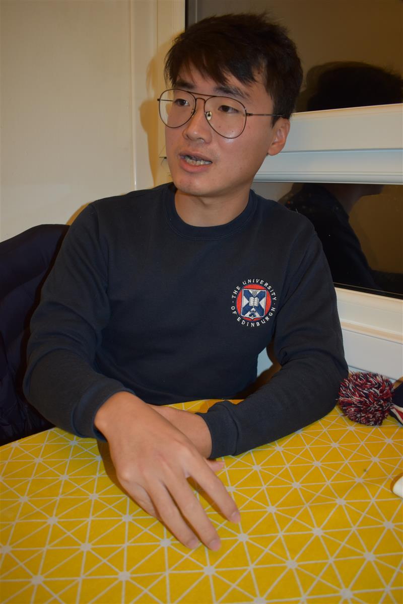取材に応じるサイモン・チェンさん=ロンドン(板東和正撮影)