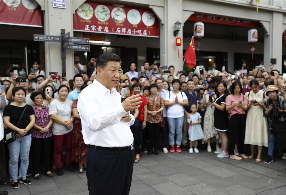 10月12日、中国広東省潮州市内を視察する習近平国家主席(新華社=共同)。中国人ネットユーザーは大阪都構想をめぐる住民投票に高い関心を示したが、5年前と比べて「民主主義」を羨望する声は激減した