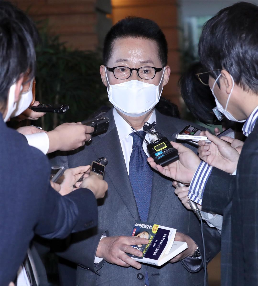 菅義偉首相との会談を終え記者団の取材に応じる韓国国家情報院の朴智元(パク・チウォン)院長。手にはサインを貰った首相の著書が=10日午後、首相官邸(春名中撮影)