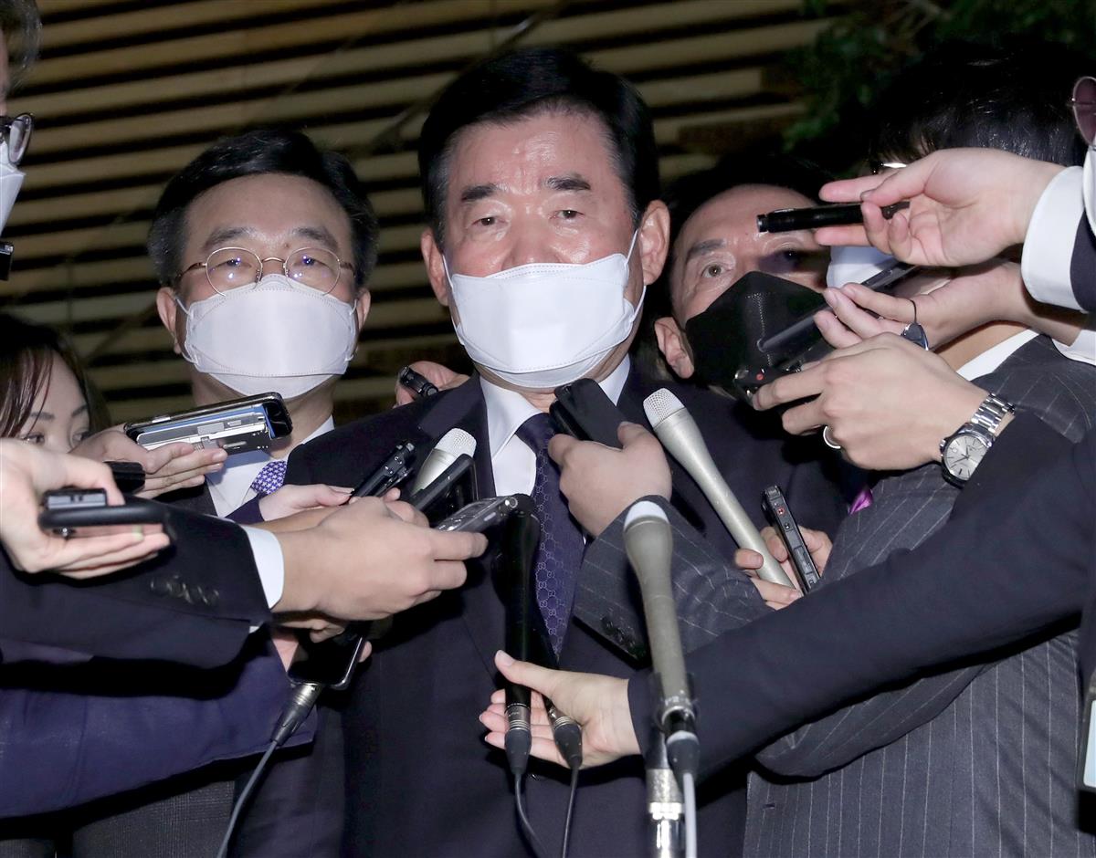 菅義偉首相への表敬を終え記者団の取材に応じる韓日議連の金振杓会長(中央)ら=13日午後、首相官邸(春名中撮影)