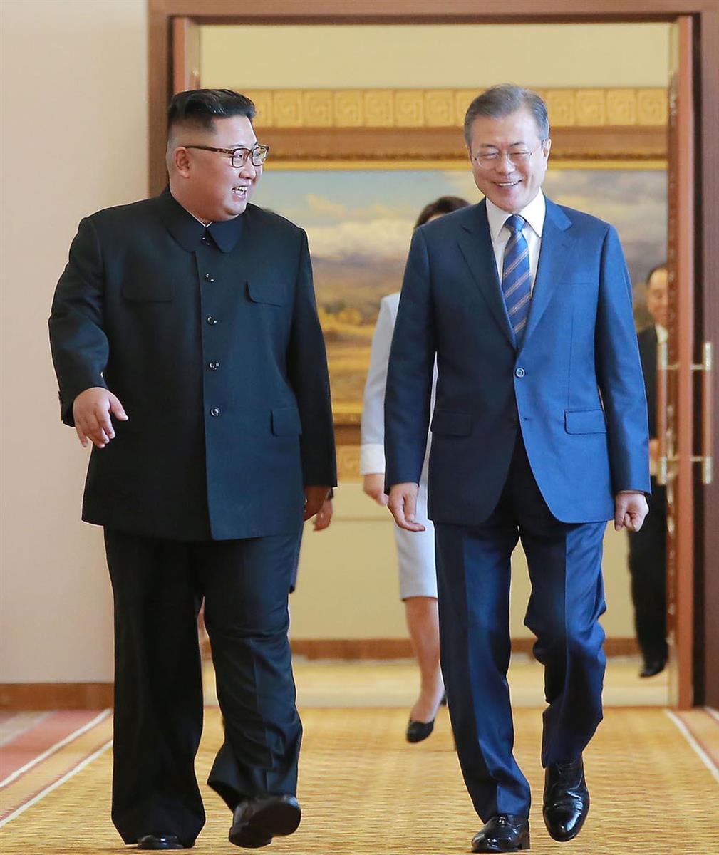 ２０１８年９月、南北首脳会談で談笑する金正恩氏長（左）と文在寅氏（朝鮮中央通信＝朝鮮通信）　。このとき文氏は、自身の南北融和路線が２年後には行き詰まる事態を想像できただろうか
