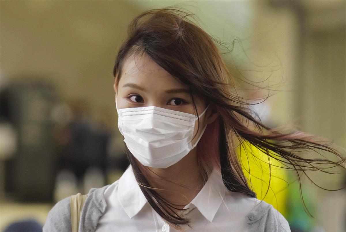 23日、香港の裁判所に到着する周庭氏(AP)