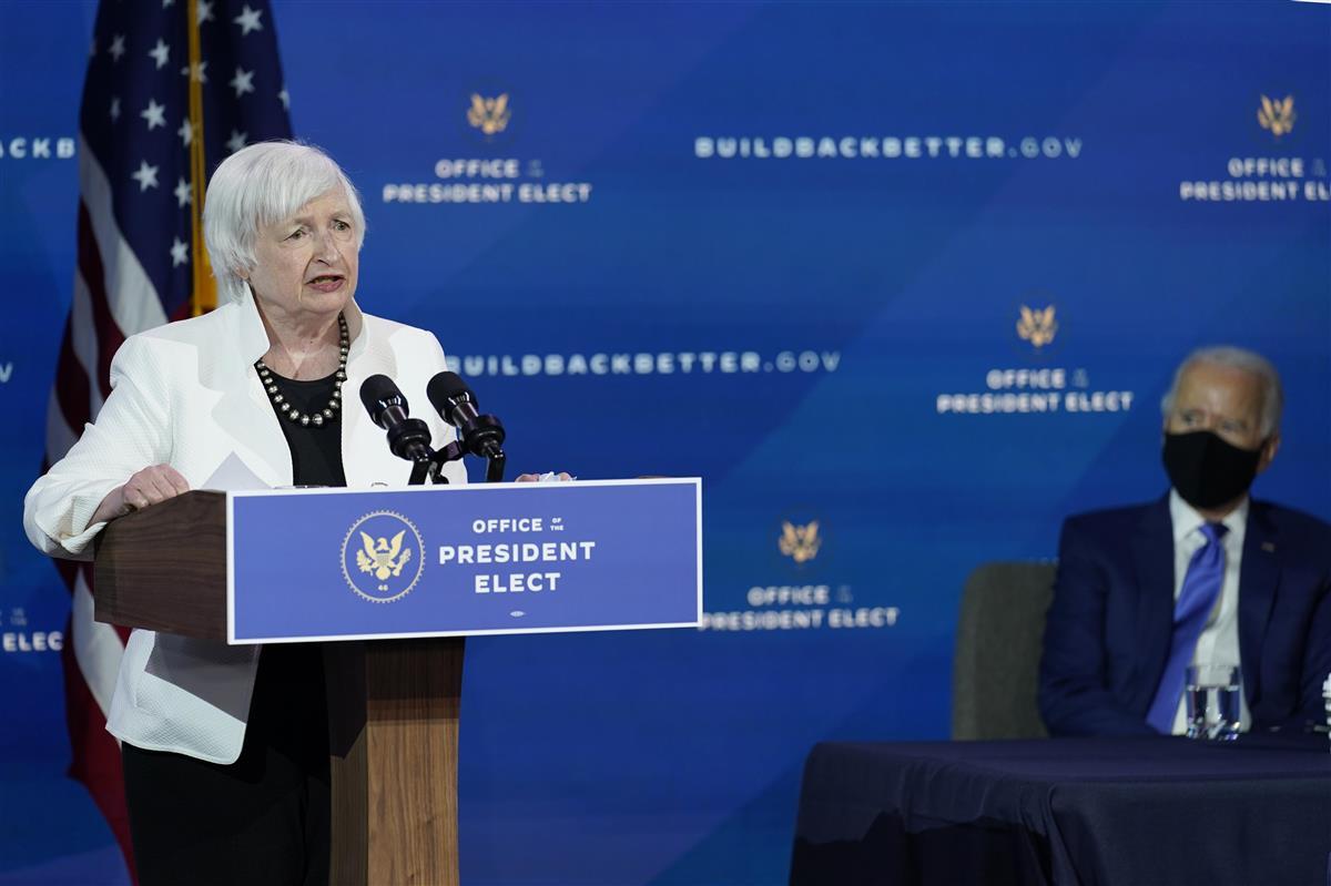 米次期政権の財務長官に指名されたイエレン氏(左)とバイデン氏=1日、デラウェア州ウィルミントン=(AP)
