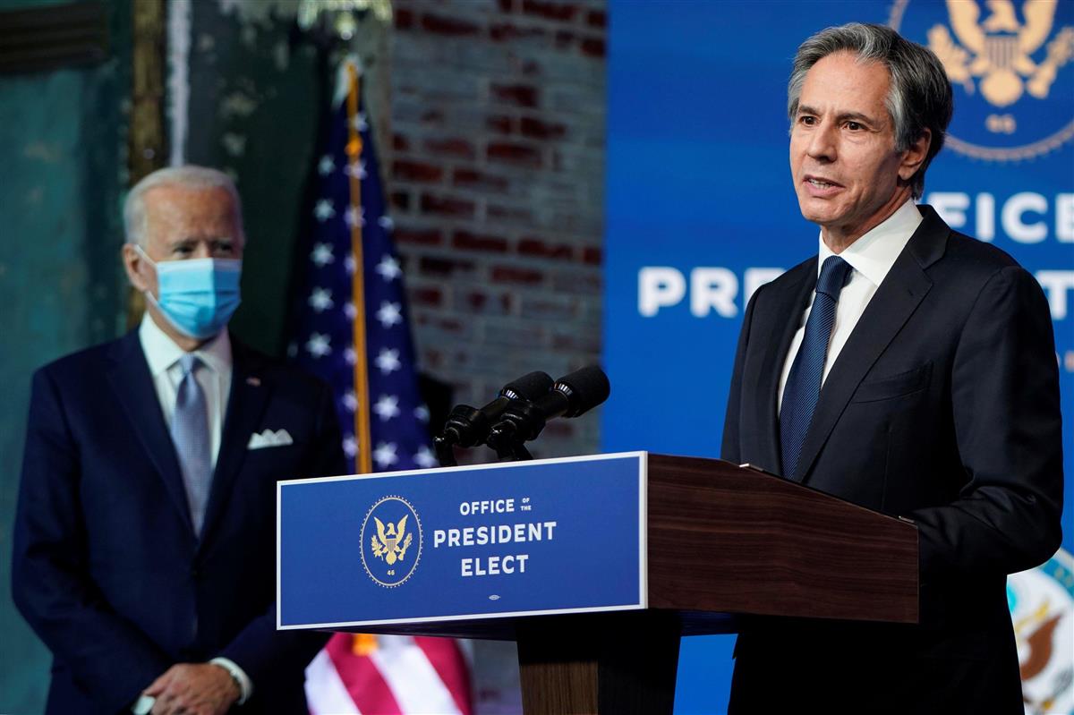 バイデン前副大統領から次期政権の国務長官候補に指名されたアントニー・ブリンケン氏(右)=11月24日、米デラウェア州(ロイター)