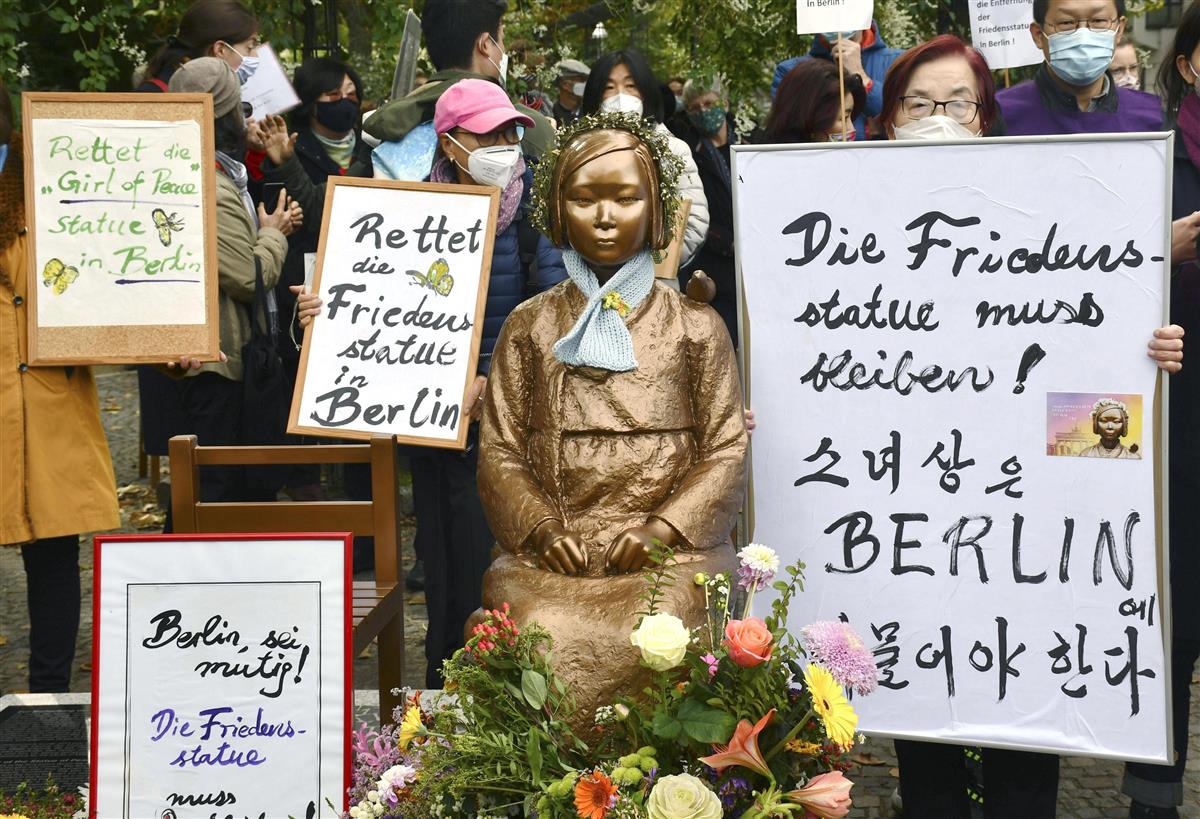 10月13日、ドイツ・ベルリン市ミッテ区に設置された少女像前で、設置許可取り消しに抗議する人々(共同)