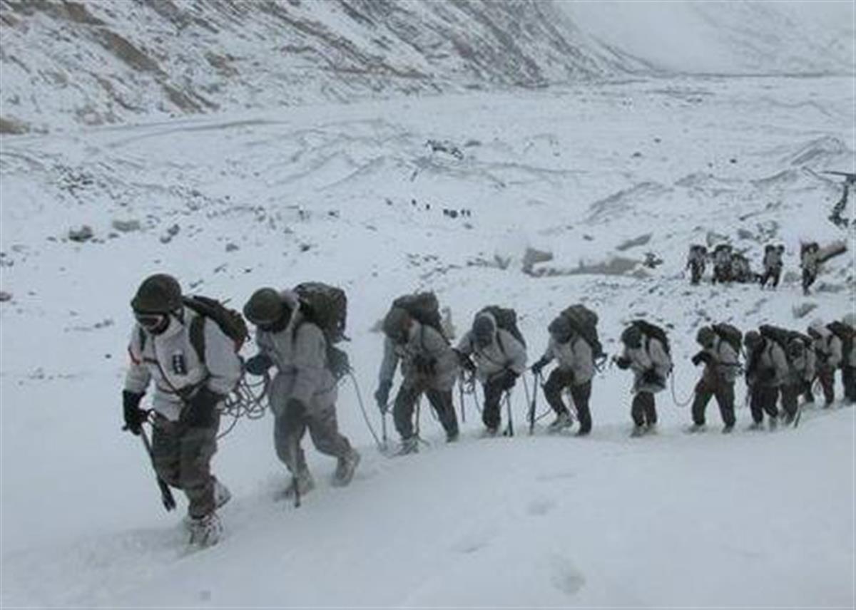 中国軍との衝突から半年になるのを前に、雪のヒマラヤ地域で警戒に当たるインド軍兵士（インド陸軍のツイッターより）