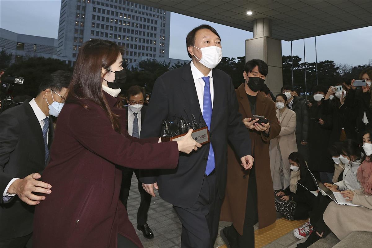 1日、ソウル行政裁判所の決定を受け、最高検に登庁した韓国の尹錫悦検事総長(聯合=共同)