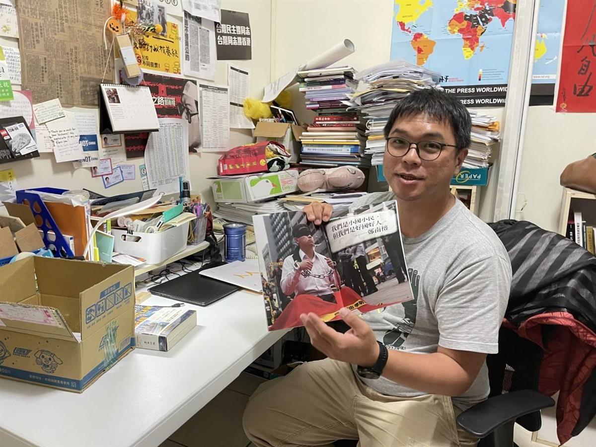 台北市内の台湾人権促進会の事務所で、李明哲氏支援活動の資料を広げる施逸翔氏(矢板明夫撮影)