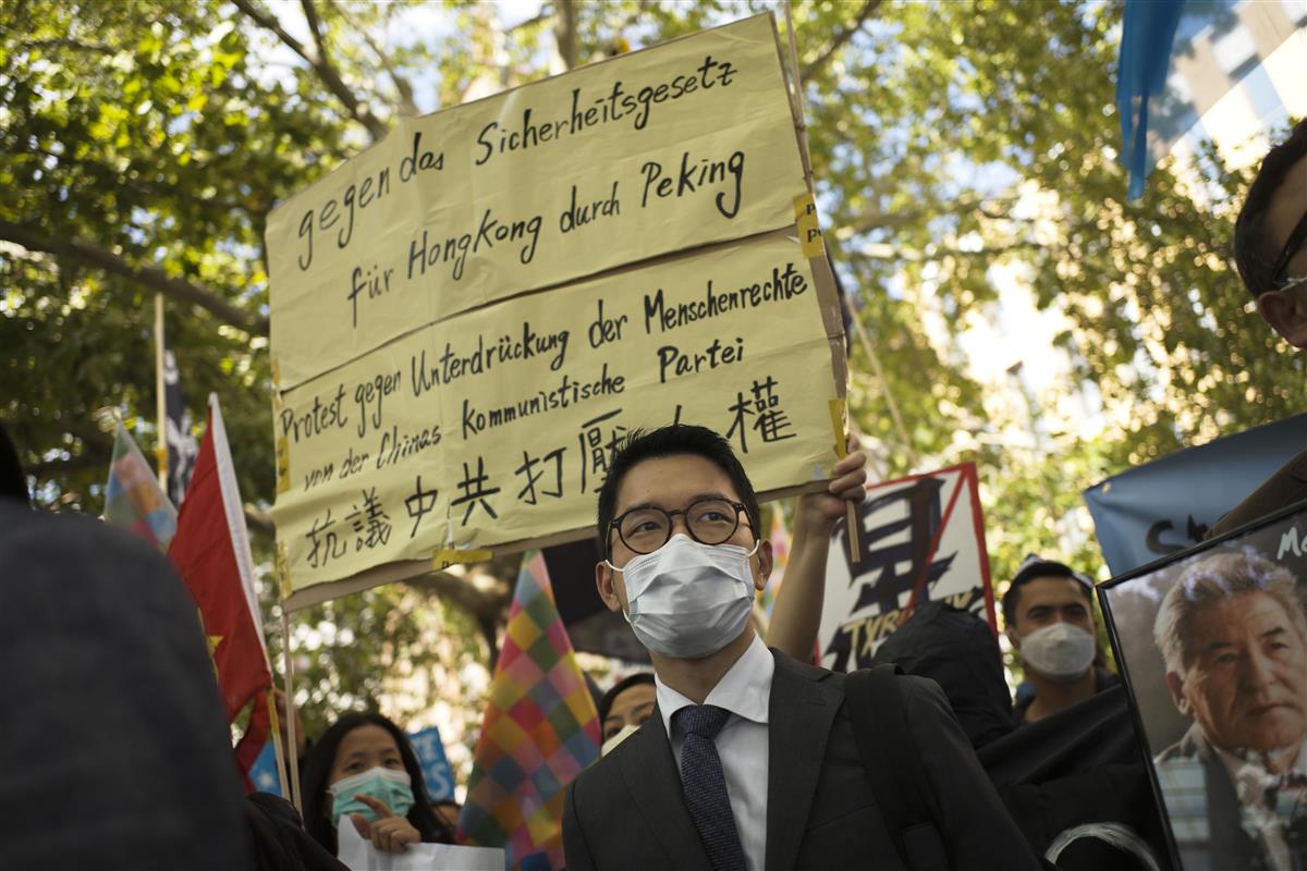 9月1日、中国の王毅外相が訪独中のベルリンで、抗議活動に参加する羅冠聡(ネイサン・ロー)氏(AP)