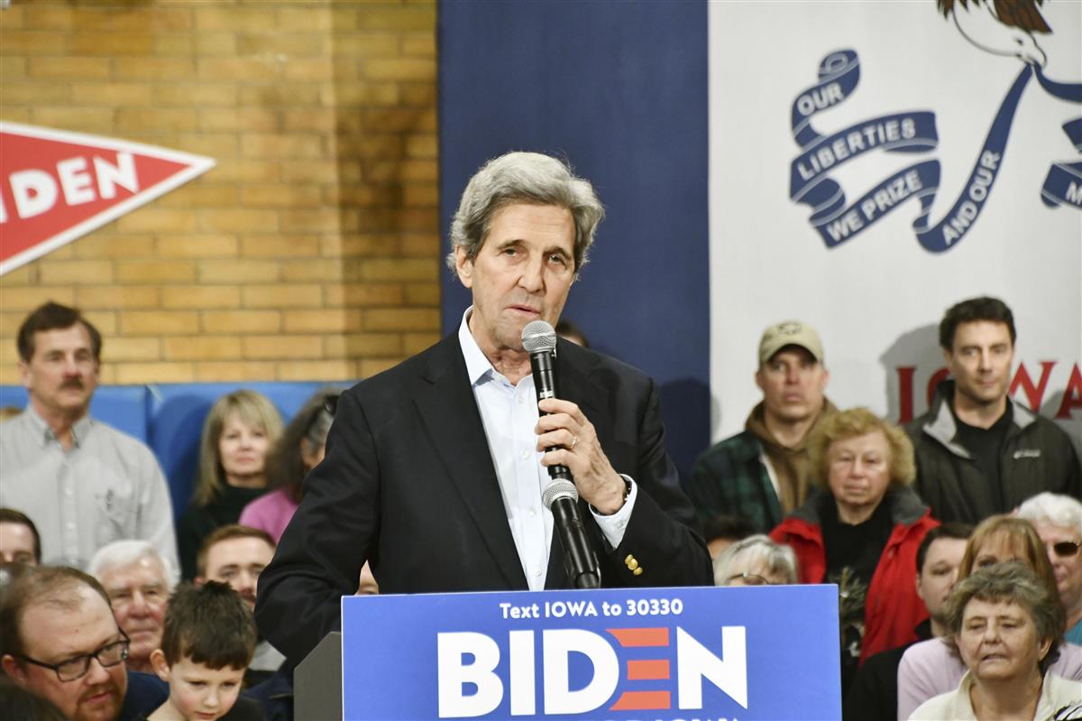 バイデン次期米大統領の応援演説をするケリー元国務長官=2020年2月1日、米中西部アイオワ州(共同)