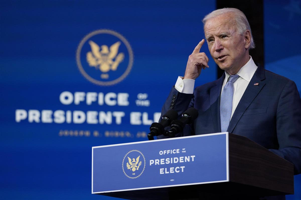 記者会見するバイデン次期米大統領=6日、デラウェア州ウィルミントン(AP)