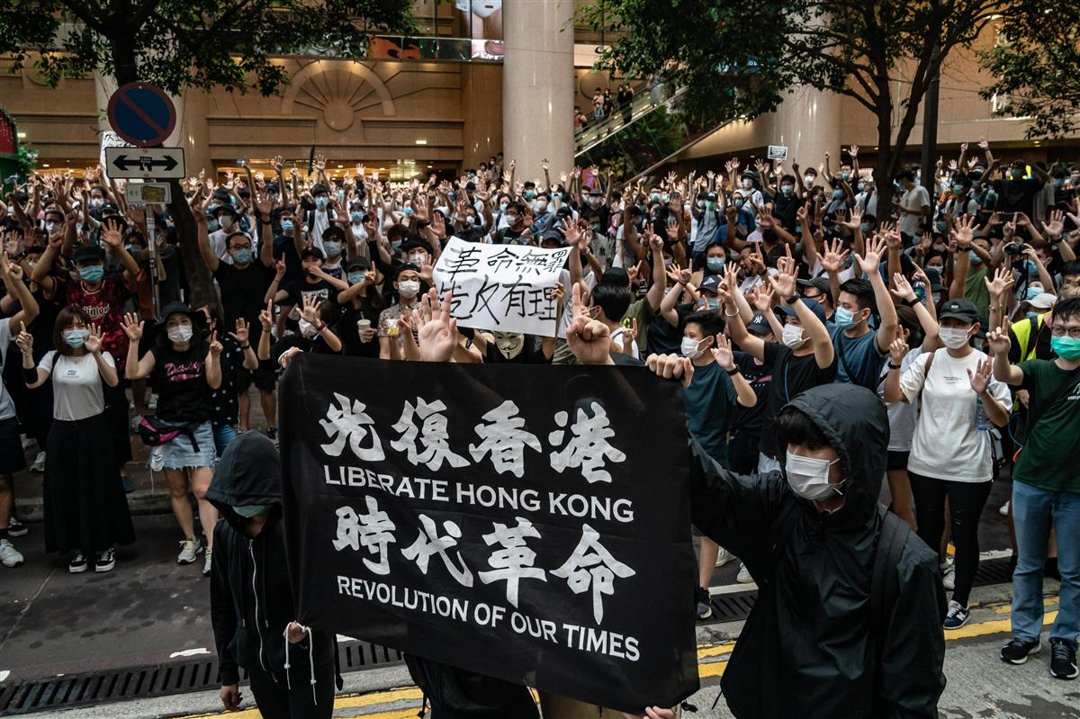 香港で国家安全維持法の施行に抗議するデモ参加者=2020年7月1日(ゲッティ=共同)