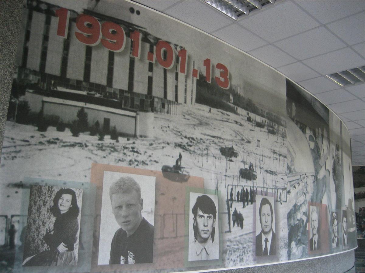 「血の日曜日事件」で現場となったテレビ塔１階には、犠牲者の写真が展示されていた＝２００７年５月、リトアニア・ビリニュス（遠藤良介撮影）