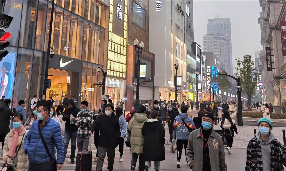若者らでにぎわう中国湖北省武漢市の繁華街。新型コロナウイルスの「震源地」となってから1年が経過し、経済は活気を取り戻しつつあるが…=昨年12月(産経新聞中国総局助手撮影)