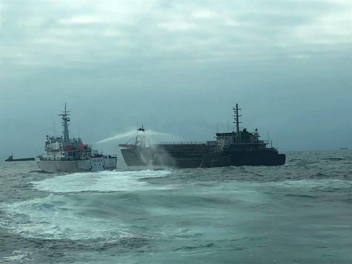 ２０２０年１０月、馬祖近くの海域で、中国の海砂採取船に放水する台湾海巡署の巡視船（左）（海巡署提供）