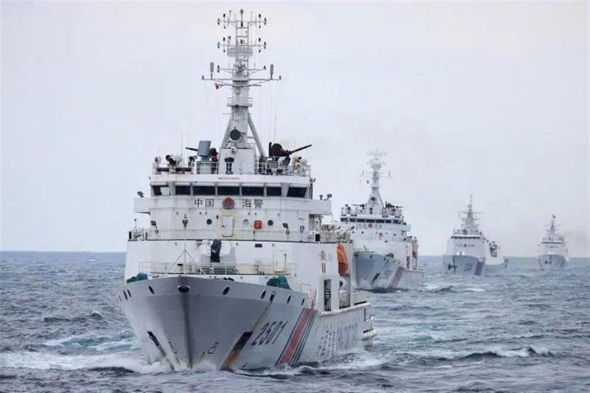 中国海警局の艦船。甲板に速射艦砲を搭載している(「微信」の公式アカウントから、共同)