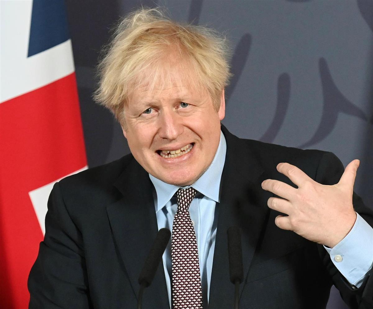 24日、ロンドンで記者会見するジョンソン英首相(AP)