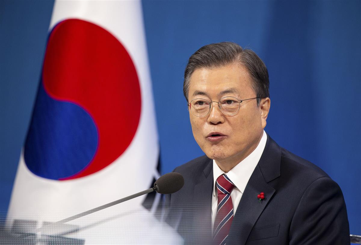 1月18日、ソウルの韓国大統領府で記者会見する文在寅大統領(共同)
