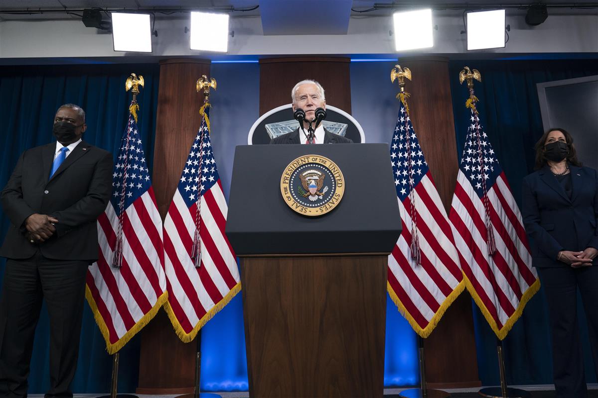 米国防総省で演説するバイデン大統領(中央)とオースティン国防長官(左)ら=2月10日(AP)