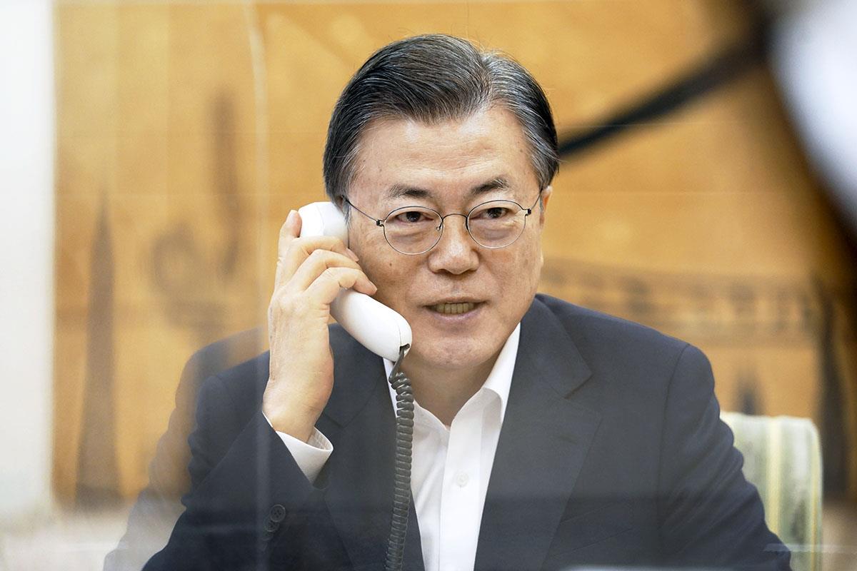 4日、バイデン米大統領と電話会談する韓国の文在寅大統領。日米韓の連携を確認したが、国防白書に現れた安全保障観は危うい=ソウル市内(韓国大統領府提供・共同)