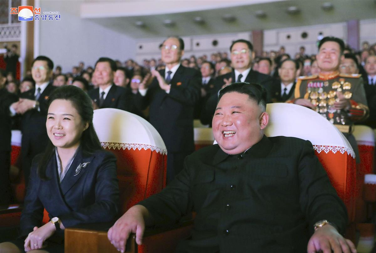 16日、北朝鮮・平壌で公演観覧する金正恩総書記(右)と李雪主夫人(朝鮮中央通信=共同)