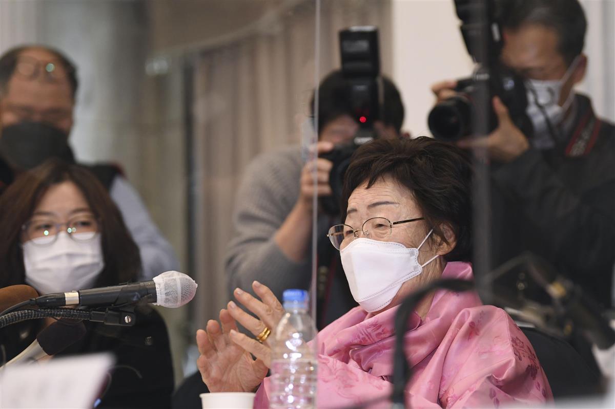 16日、ソウルで記者会見する元慰安婦の李容洙氏(共同)