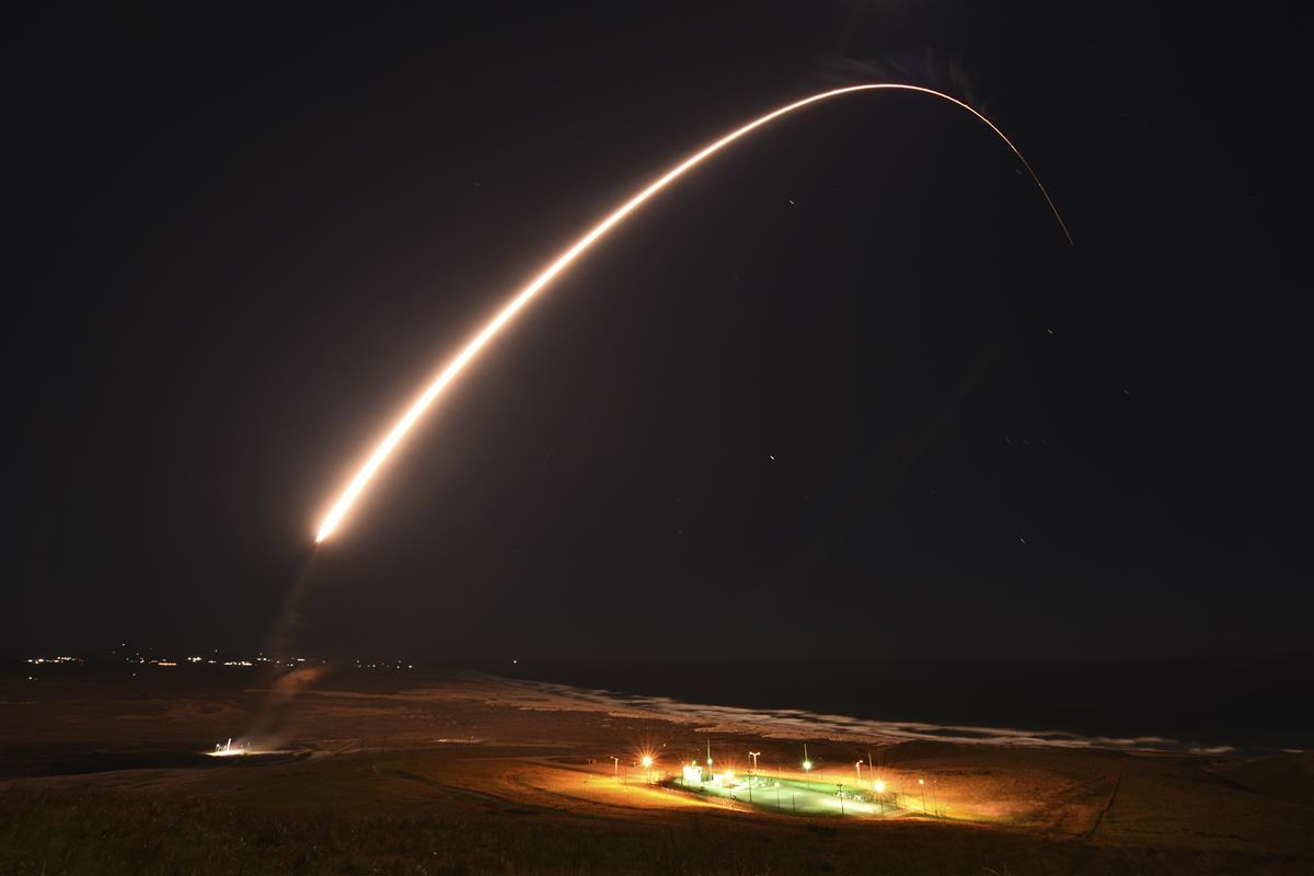 2月23日、米カリフォルニア州で、ミサイル防衛実験の一環として発射されたICBMミニットマン3(米陸軍ミサイル防衛司令部提供=AP)