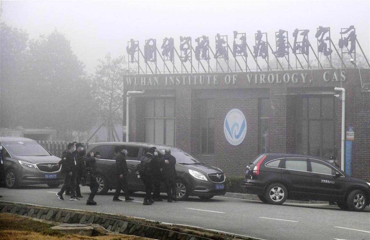 中国科学院武漢ウイルス研究所に入るWHOの国際調査団の車列=2月3日、中国・武漢(共同)
