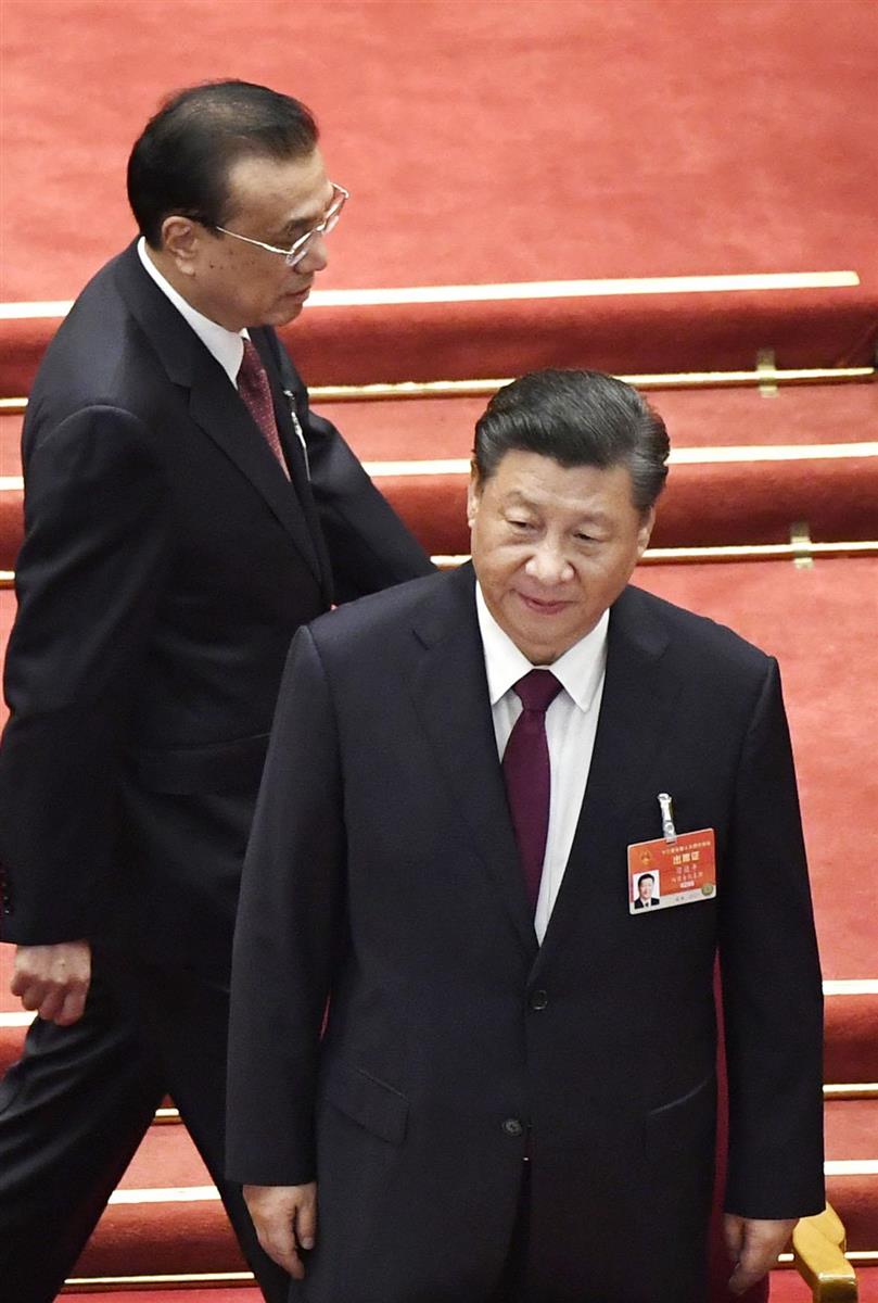 中国全人代の閉幕式に臨む習近平国家主席(手前)と李克強首相=11日、北京の人民大会堂(共同)