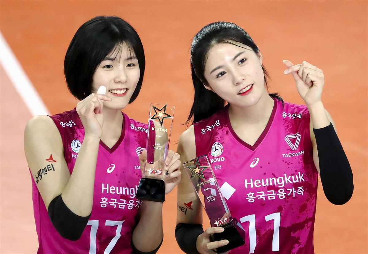 学生時代のいじめが発覚し、韓国女子バレーボール代表資格を?奪された李在英選手(左)と李多英選手=1月、韓国・仁川(聯合=共同)