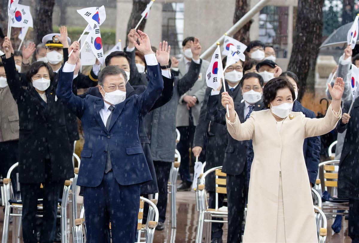 ソウル市内で開かれた「三・一独立運動」の記念式典で万歳する韓国の文在寅大統領(前列左)=1日(共同)