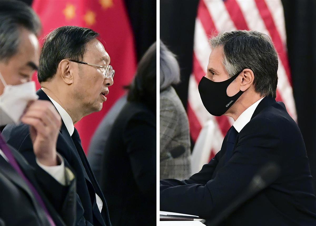 18日、米アンカレジで会談する中国の楊潔●(=簾の广を厂に、兼を虎に)・共産党政治局員(左)とブリンケン米国務長官(AP)