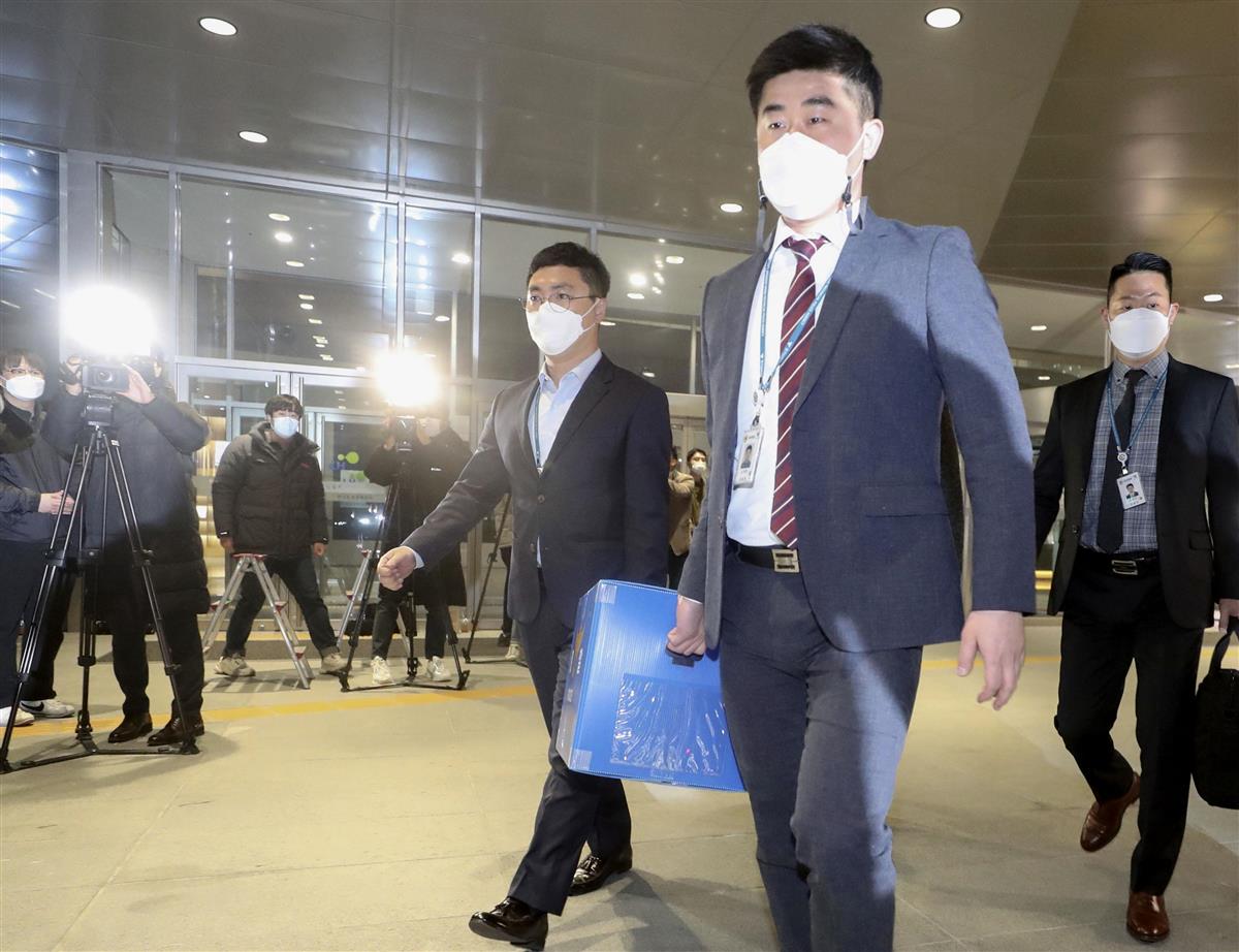 韓国土地住宅公社の職員が違法に土地を購入した事件で同公社を家宅捜索する警察=9日、韓国・晋州(聯合=共同)