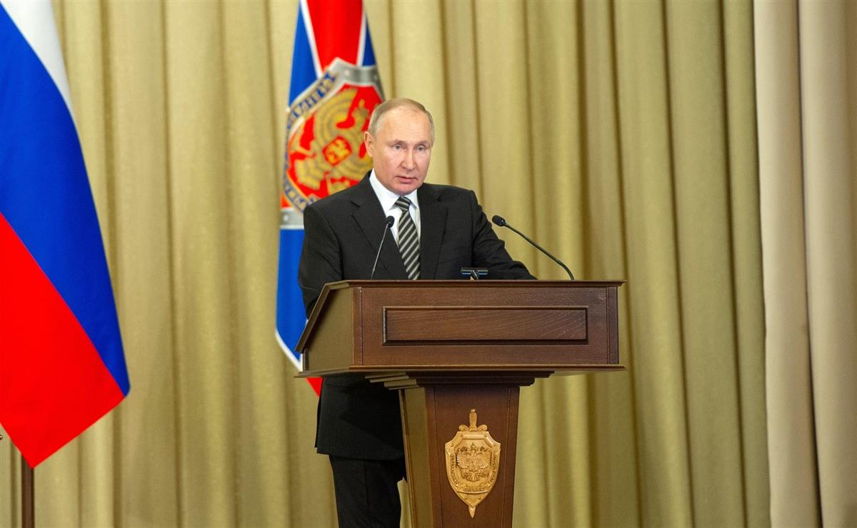 2月24日、モスクワで開かれた連邦保安局の幹部会で演説するロシアのプーチン大統領(ロシア大統領府提供、共同)