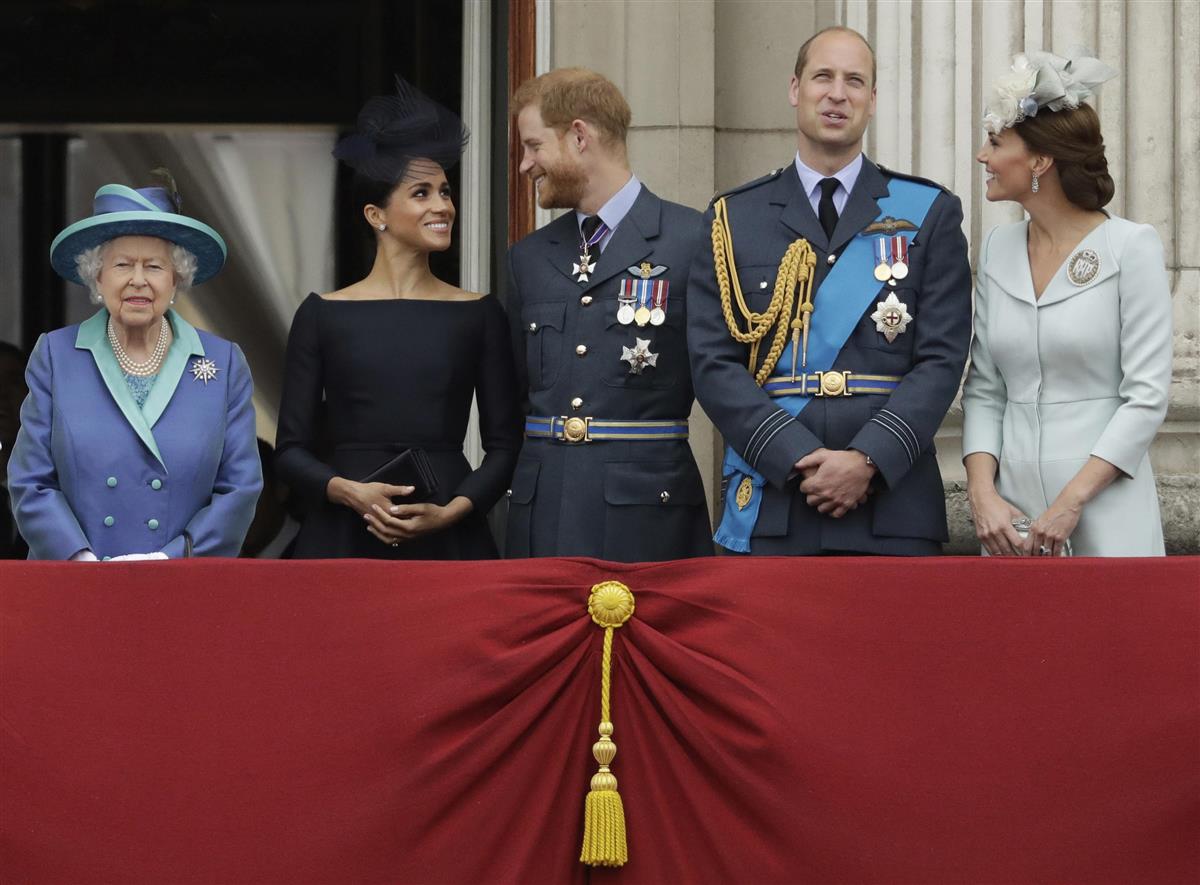 英ロンドンで空軍ショーを見るエリザベス女王(左端)、ヘンリー王子(中央)と妻メーガン妃(左から2人目)=2018年7月10日(AP)