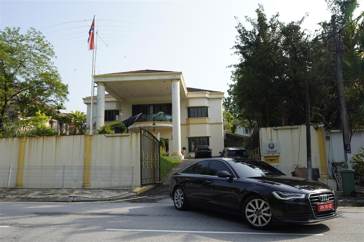 19日、マレーシアの首都クアラルンプールにある北朝鮮大使館を出る乗用車。同日、北朝鮮は断交を発表した(AP)