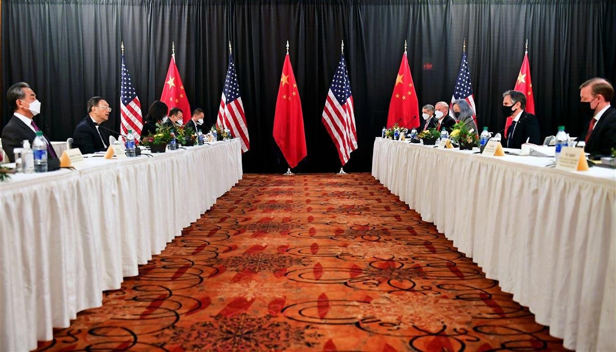 会談するブリンケン米国務長官(右手前から2人目)と中国の楊潔●(=簾の广を厂に、兼を虎に)・共産党政治局員(左手前から2人目)ら=18日、米アンカレジ(ロイター)