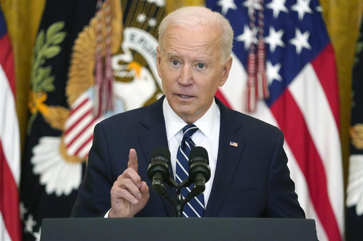 記者会見に臨むバイデン米大統領=25日、ワシントン(AP)