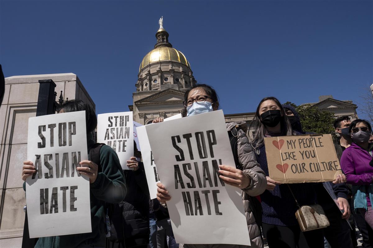 3月20日、米アトランタで、アジア系市民への差別に抗議する人々(AP)
