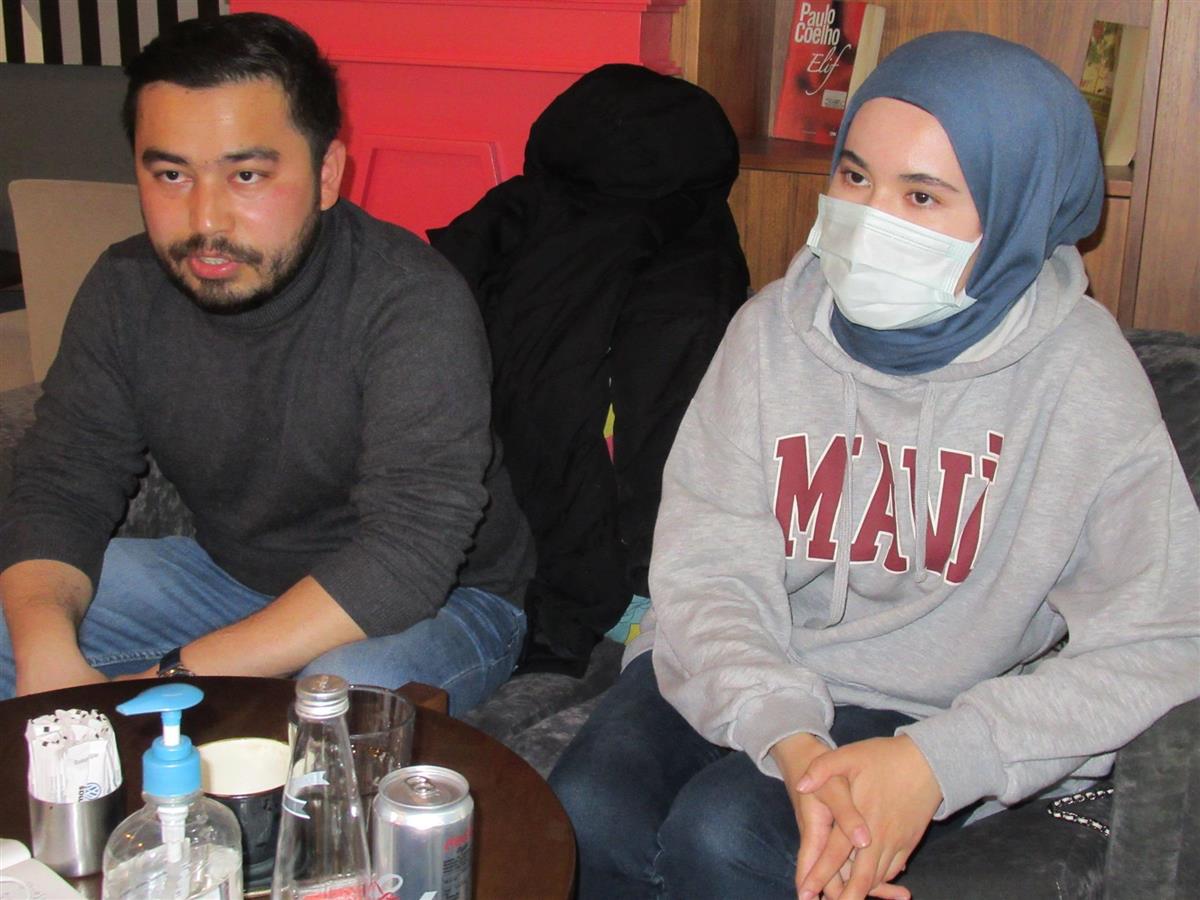 ウイグル人弾圧で中国批判を行う活動家のジェブラン・シルメンメットさん(左)とシャムシエ・アリさん=イスタンブール市内(佐藤貴生撮影)