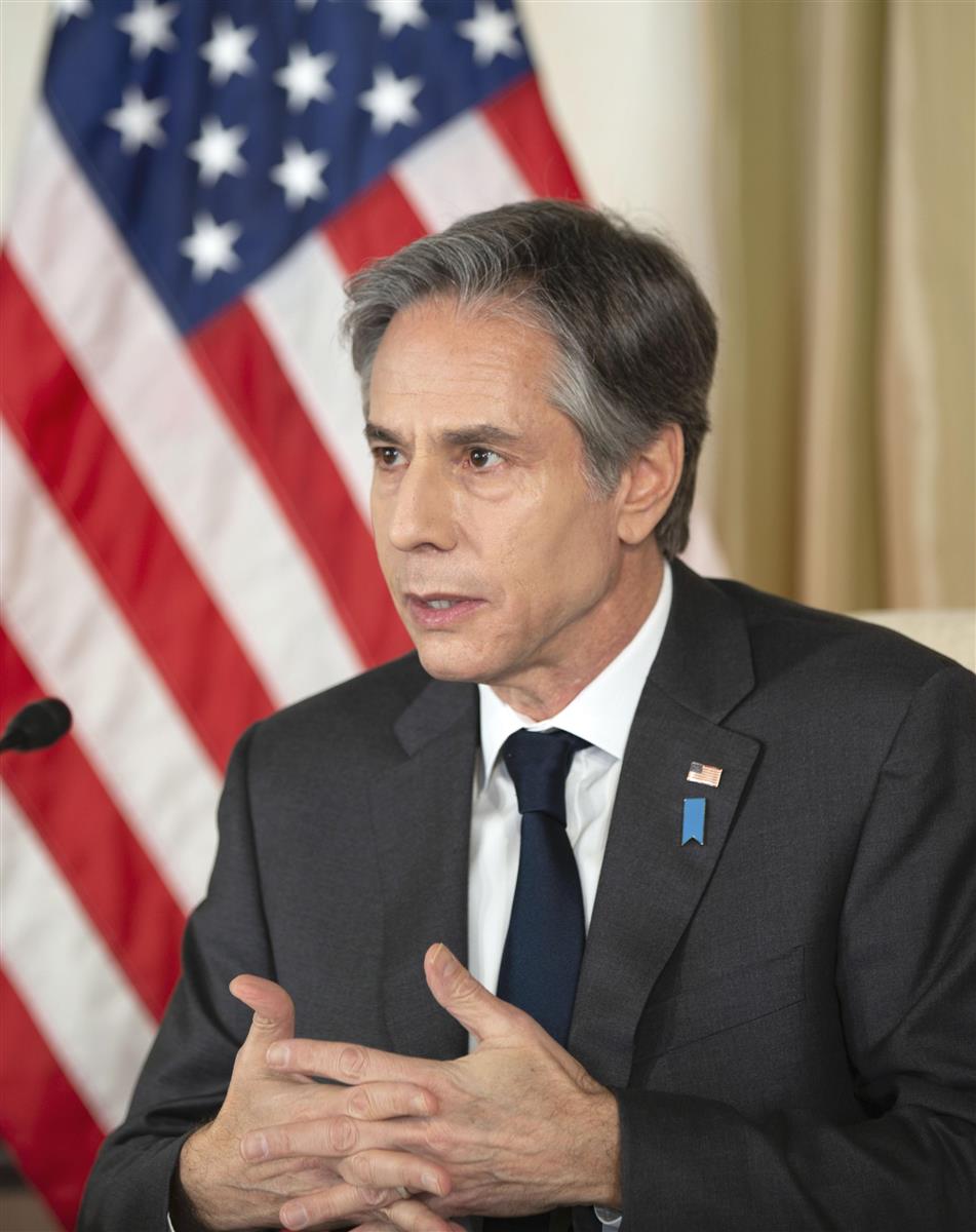 オンラインで記者会見するブリンケン米国務長官=3月17日、東京(在日米国大使館提供)
