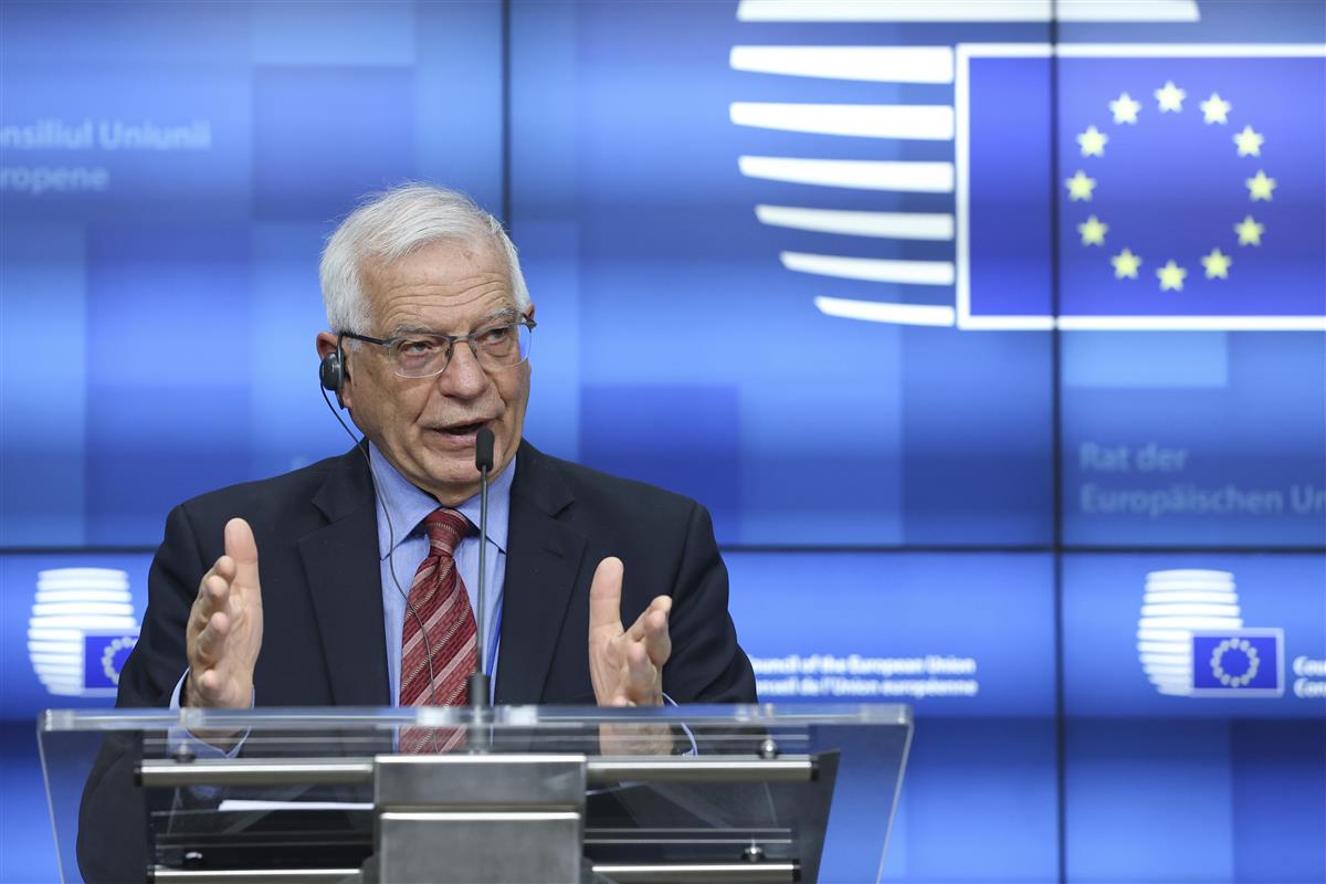 EU外相理事会後の記者会見で対中制裁を発表するEUのボレル外交安全保障上級代表∥3月22日、ブリュッセル(AP)