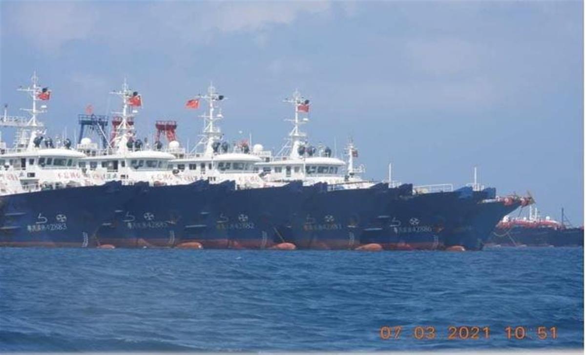 3月7日、南シナ海のウィットサン礁に集結した中国漁船約220隻の一部。フィリピンの閣僚が中国の言い分に激怒している(フィリピン沿岸警備隊提供=ロイター)