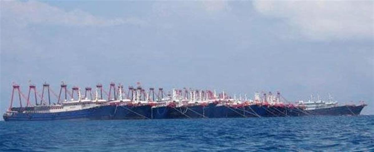 南シナ海・南沙諸島の海域で隊列を組む中国漁船＝３月（フィリピン政府提供・共同）
