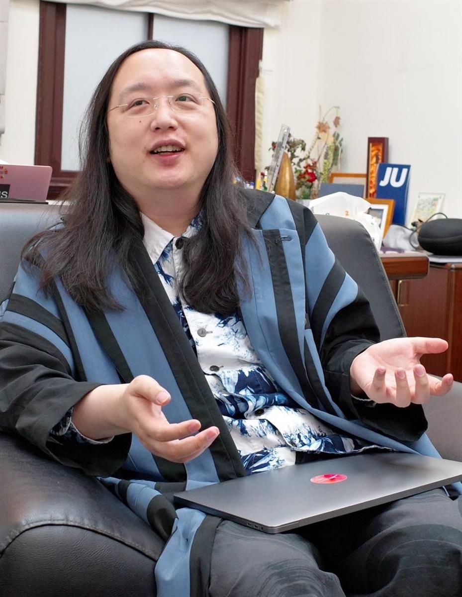 台北市内でインタビューに応じるオードリー・タン氏
