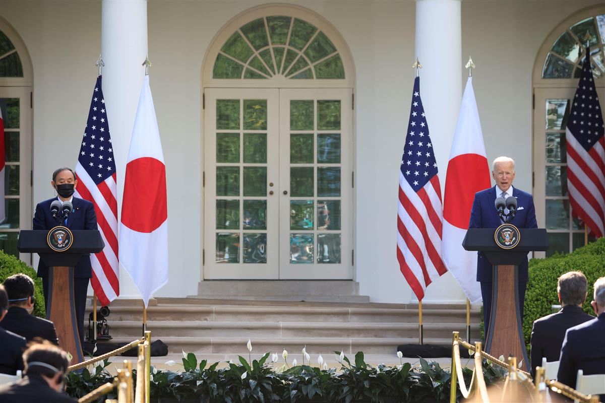 会談後、共同記者会見するバイデン米大統領(右)と菅首相=16日、ワシントンのホワイトハウス(ロイター)